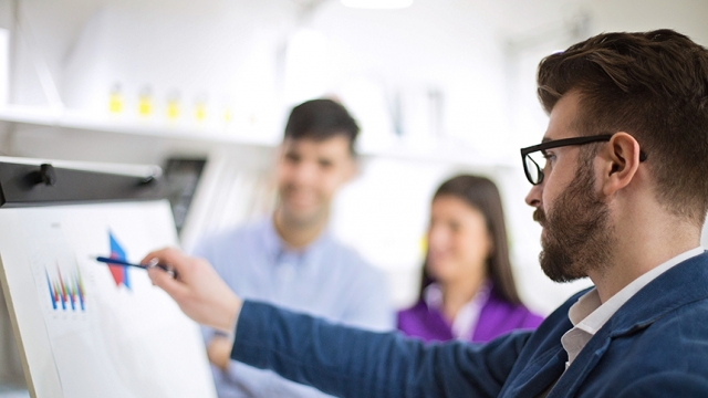 a marketing profissional and a whiteboard